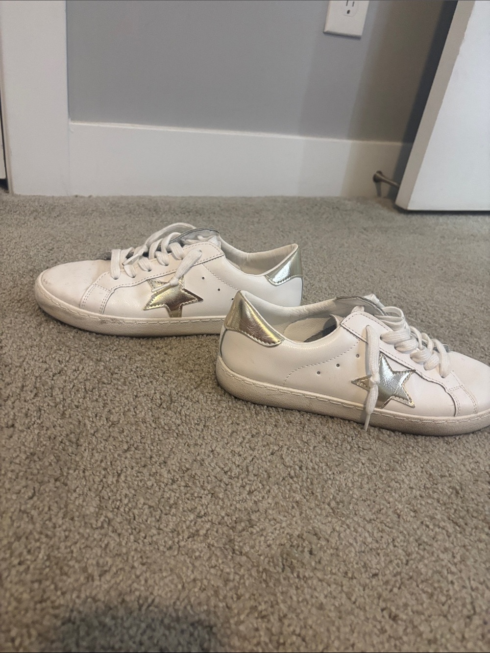 White Women’s Low-Top Sneakers with Metallic Gold Star Accent